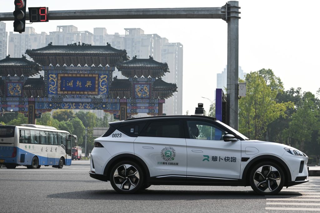 Autoritățile din Wuhan au anunțat miercuri că o defecțiune tehnică a blocat numeroase robotaxiuri Apollo Go, generând noi îngrijorări cu privire la siguranța serviciilor autonome în China