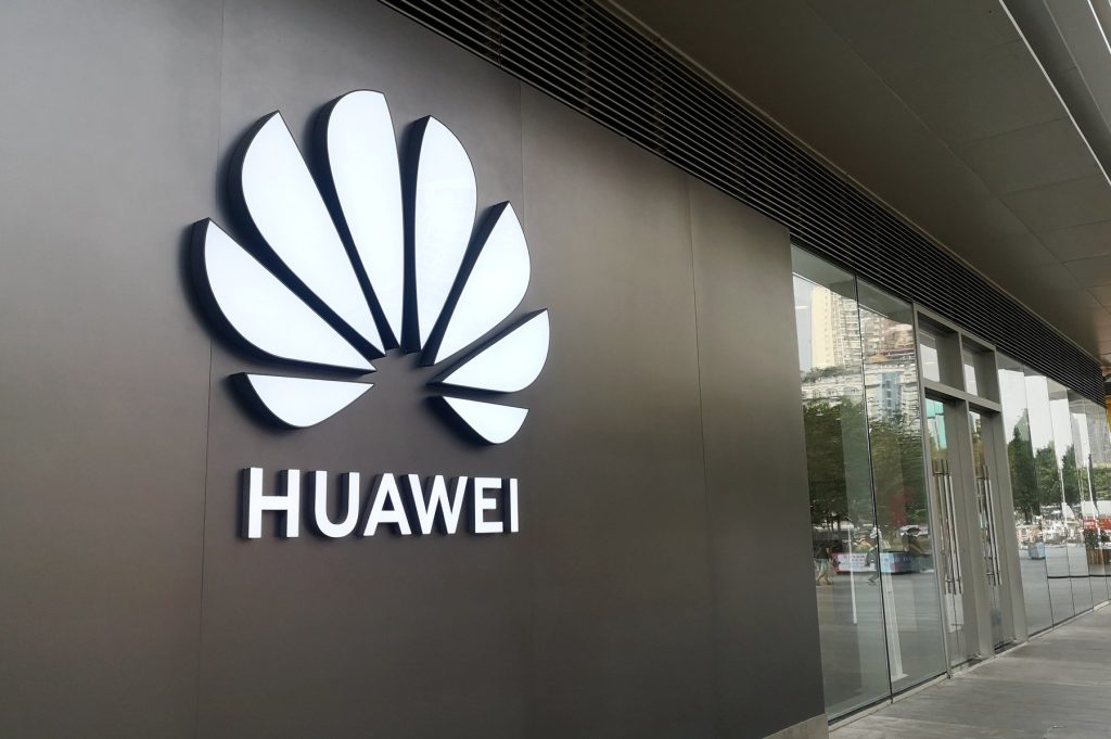 Huawei învinge Apple și Samsung: Noul telefon pliabil, un pas important