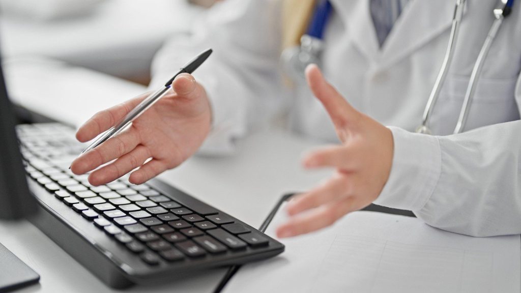 Concediul medical reprezintă o soluție esențială pentru angajați în fața bolilor sau accidentelor, fie acestea obișnuite sau rezultate în urma unor evenimente survenite în afara programului de muncă