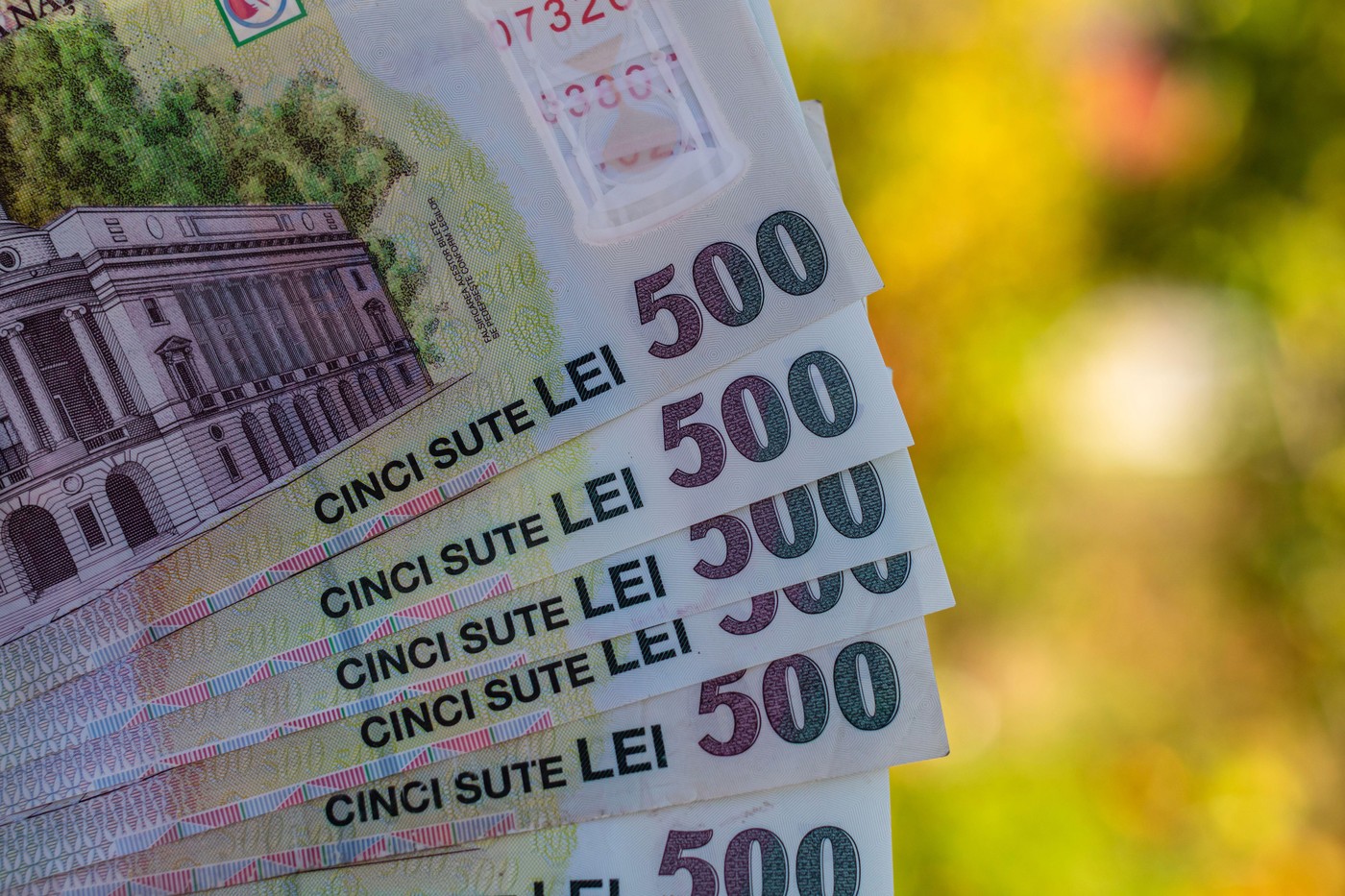 Un curs complet de calificare în cosmetică se poate realiza într-un interval de aproximativ șase luni, fiind acreditat de autorități, iar absolvenții obțin un certificat legal de practică