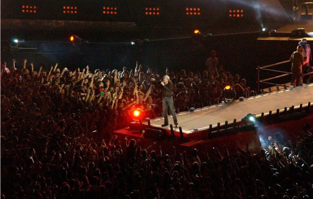 Muncitor dat afară și amendat cu 5.000 euro după un concert în Bari, Italia