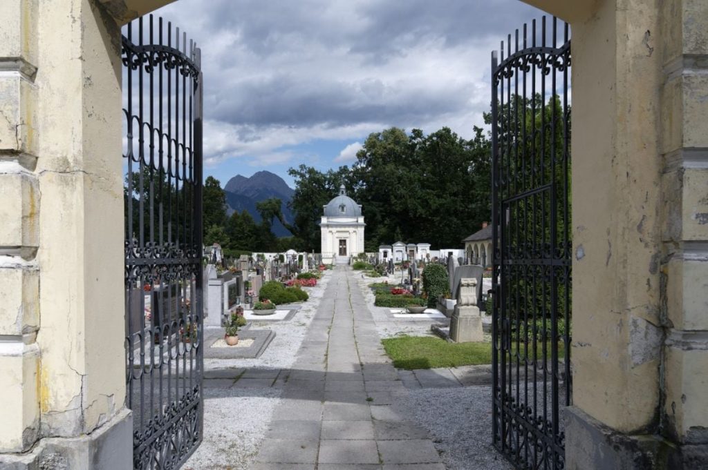 Jafuri macabre în Austria: Morminte profanate pentru dinți de AUR!