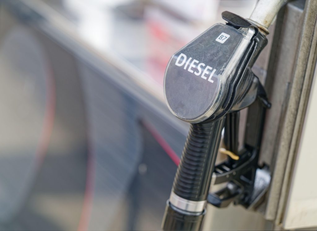 Motorina s-a ieftinit record pentru ultima vreme, până când va fi redusă acciza