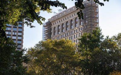 Transformare istorică a clădirii Flatiron din New York Clădirea emblematică Flatiron din New York, recunoscută pentru forma sa inconfundabilă, trece printr-o schimbare majoră în ceea ce privește funcționalitatea și aspectul exterior