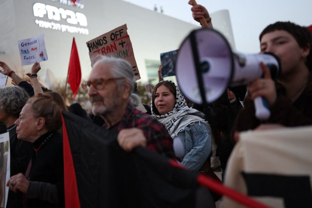 Peste o mie de persoane au ieșit sâmbătă seara în stradă la Tel Aviv pentru a protesta împotriva războiului purtat de Israel împotriva Iranului și Hezbollah în Liban