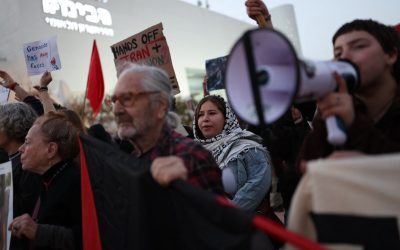 Peste o mie de persoane au ieșit sâmbătă seara în stradă la Tel Aviv pentru a protesta împotriva războiului purtat de Israel împotriva Iranului și Hezbollah în Liban