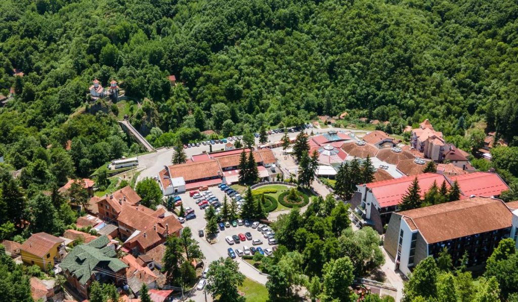 Stațiunea din Serbia unde te cază cu 50 de lei și beneficiezi de băile cu apa tămăduitoare