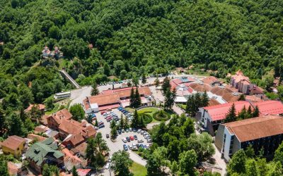 Prolom Banja, stațiunea balneară din Serbia, devine tot mai cunoscută în regiune, atrăgând turiști datorită prețurilor accesibile și a apei cu proprietăți benefice