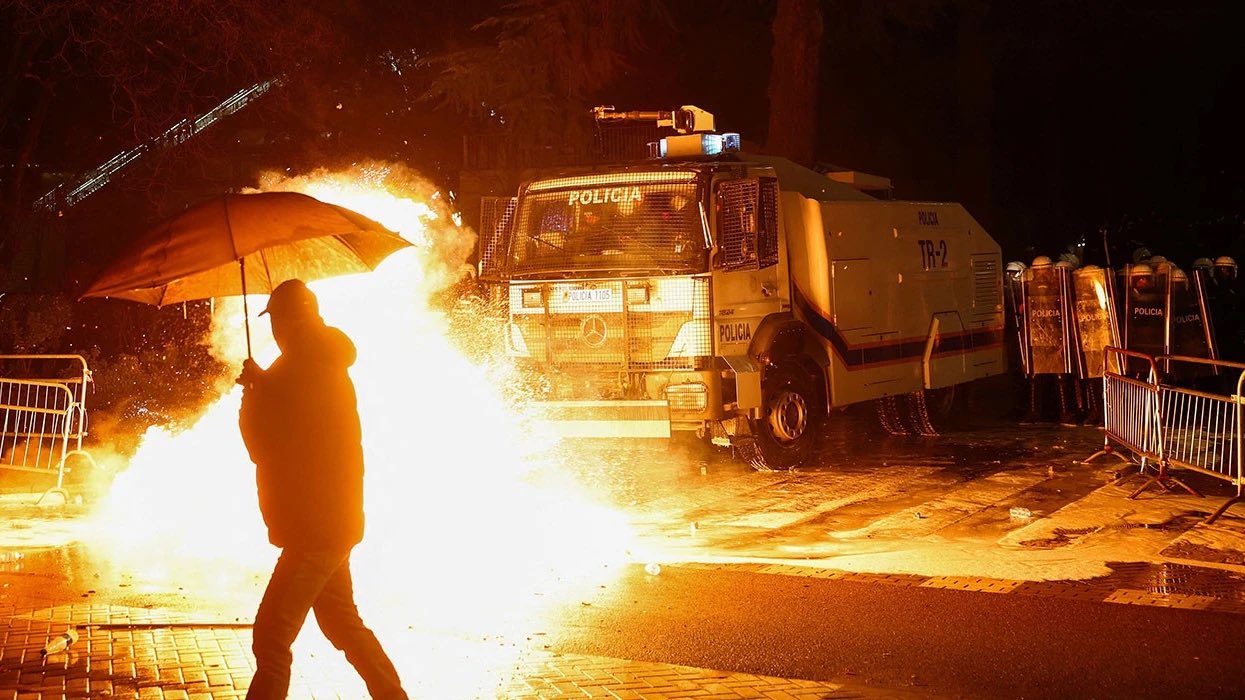 Arestări masive la Tirana: Opoziție, în spital după ciocniri violente