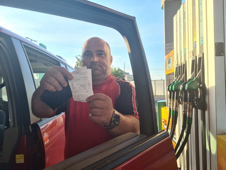 Ministrul Energiei, Bogdan Ivan, a anunțat că prețul motorinei la pompă ar putea scădea în România în următoarele săptămâni, corelat cu evoluția prețurilor de achiziție