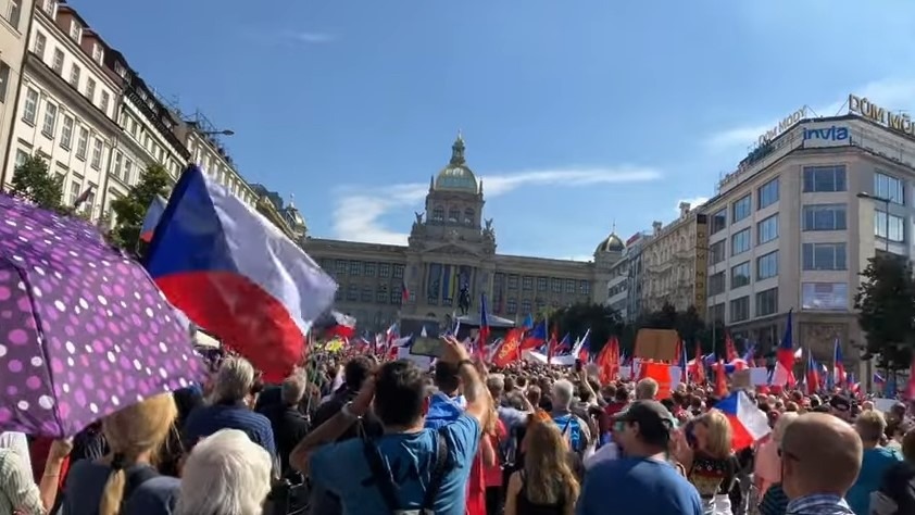 Mii de tineri în stradă la Praga: Protest URIAȘ pentru MEDIA publică
