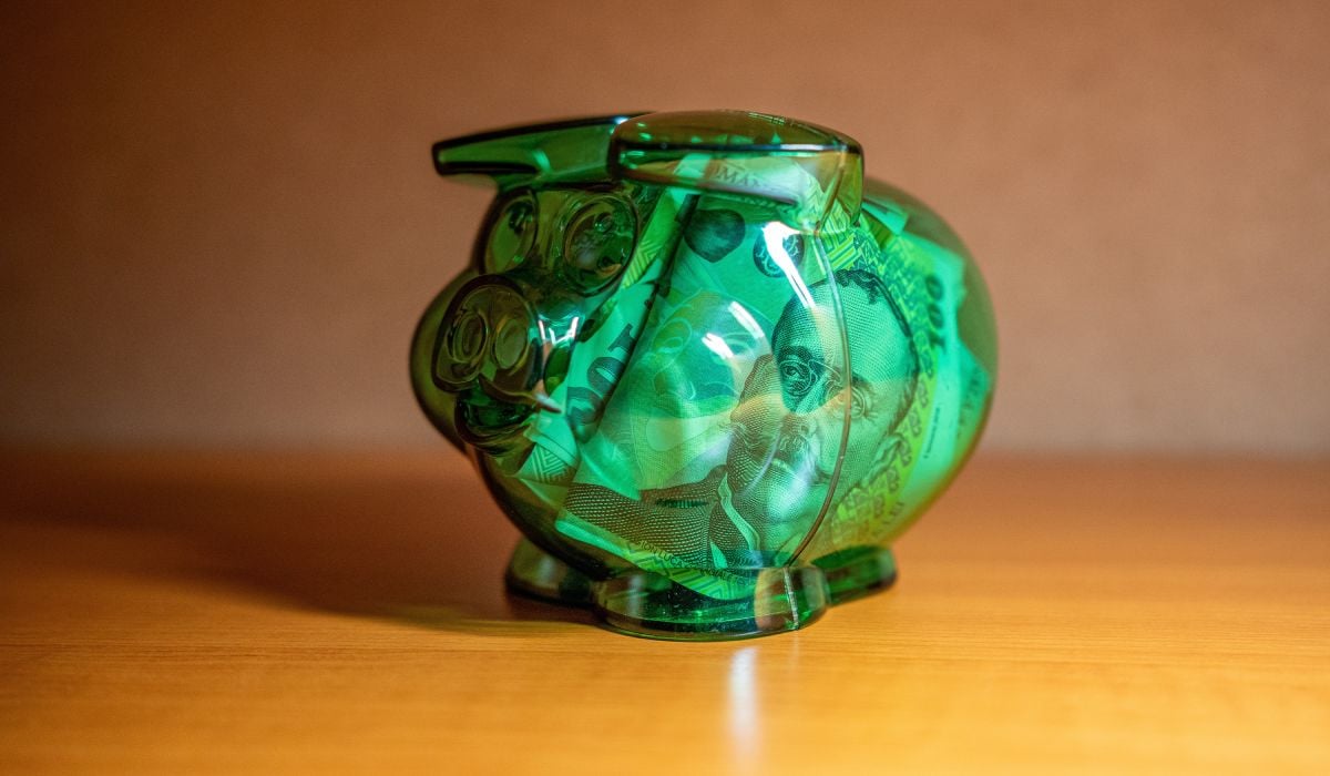 Cât de mulți bani trebuie să ai în cont pentru a dormi liniștit? Experții explică importanța fondului de urgență în contextul economic actual În vremuri de instabilitate globală, cu tensiuni în Orientul Mijlociu care mențin prețul carburanților ridicat și inflația care afectează puterea de cumpărare, românii se confruntă cu o întrebare crucială: „Câți bani ar trebui să am în cont pentru a mă simți în siguranță financiară?”