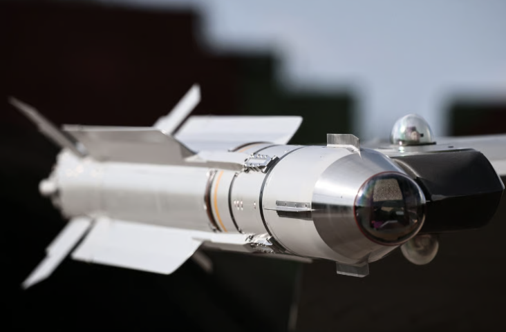 Franța și-a stabilit un obiectiv clar în domeniul apărării pentru următorii ani, intenționând să aloce până în 2030 un buget de 280 miliarde de euro, cu accent pe dezvoltarea și producția de rachete, drone kamikaze și tehnologii avansate pentru tancuri