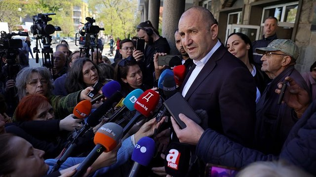 Radev jubilează după alegeri în Bulgaria: „Victoria” e a bulgarilor, dar neîncrederea persistă