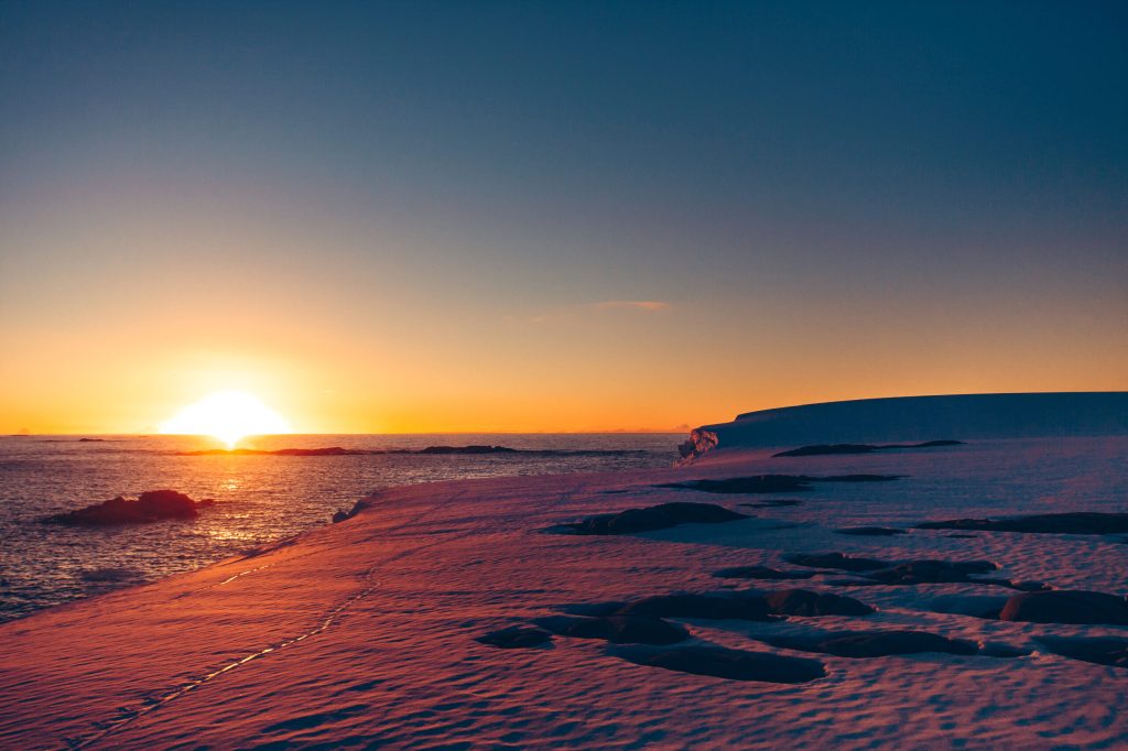 Antarctica ascunde resurse minerale uriașe care ar putea fi accesate odată cu topirea gheții Antarctica are rezerve considerabile de AUR, argint, cupru și fier, iar pe măsură ce ghețarii se topește, aceste resurse devin tot mai accesibile