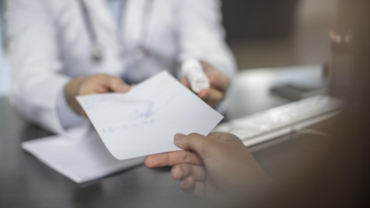 Românii scapi de prima zi de concediu medical: Lege cu excepții, adoptată