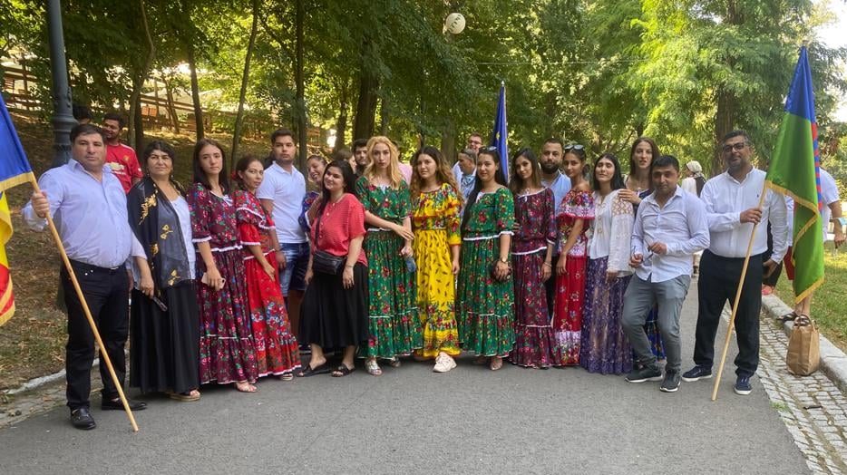 Președintele Nicușor Dan a transmis luni un mesaj de Ziua Internațională a Romilor și sărbătoarea etniei romilor din România, evidențiind rolul comunității în diversitatea culturală a țării și recunoscând greutățile cu care s-a confruntat de-a lungul timpului