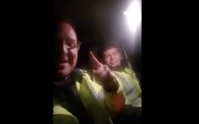 Permise „la liber”! Doi polițiști, filmați în autospecială cu manele