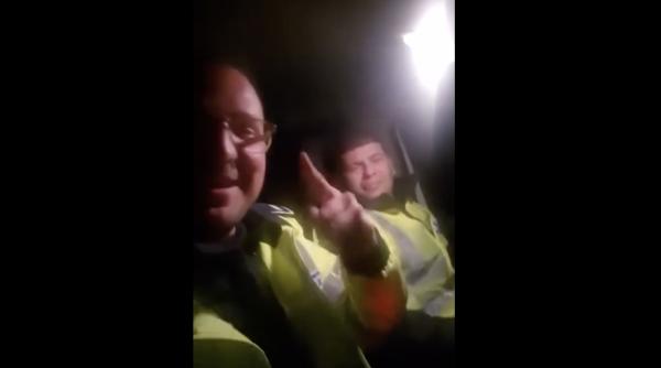 Permise „la liber”! Doi polițiști, filmați în autospecială cu manele