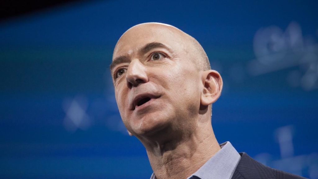 Bezos, salariu mic la Amazon, dar călătoriile… milioane de dolari!