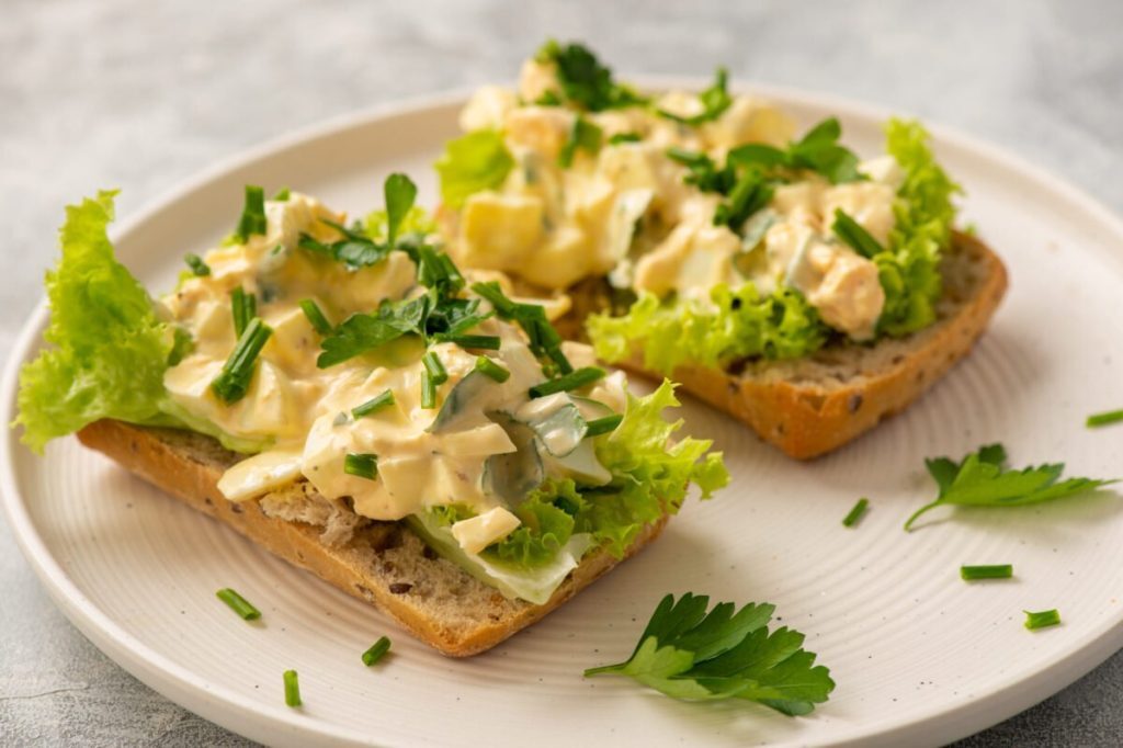 Image: https://www.csid.ro/wp-content/uploads/2026/04/salata-cu-oua-1200×799.jpg O salată de ouă savuroasă și hrănitoare poate fi soluția perfectă pentru un prânz rapid, o gustare consistentă sau chiar un sandviș delicios