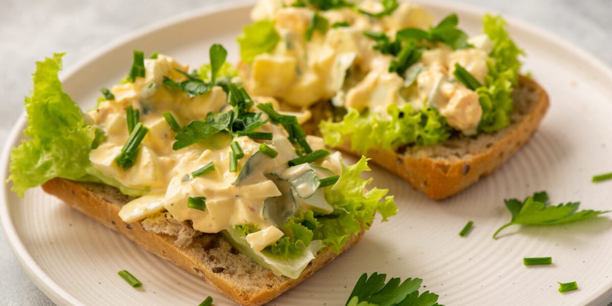 Rețete-fulger: 3 salate de ouă delicioase, gata în 10 minute! Perfecte pentru gustare