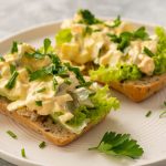 Rețete-fulger: 3 salate de ouă delicioase, gata în 10 minute! Perfecte pentru gustare