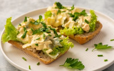 Image: https://www.csid.ro/wp-content/uploads/2026/04/salata-cu-oua-1200×799.jpg O salată de ouă savuroasă și hrănitoare poate fi soluția perfectă pentru un prânz rapid, o gustare consistentă sau chiar un sandviș delicios