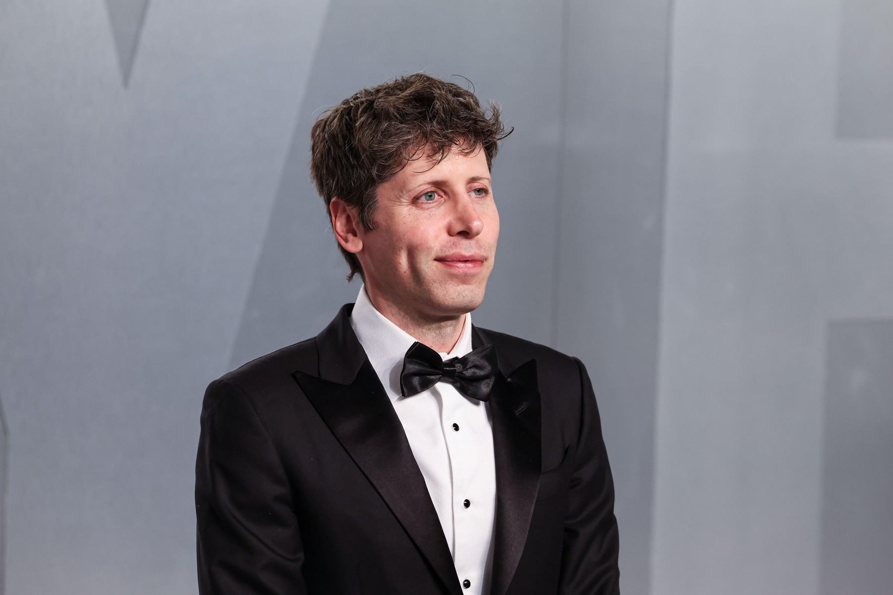 Sam Altman, unul dintre cei mai influenți lideri din domeniul inteligenței artificiale, se află în centrul unor tensiuni și acuzații care pun în discuție atât stilul său de conducere, cât și integritatea sa