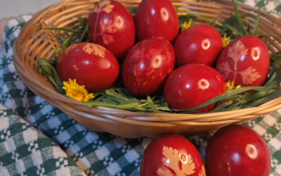 Ouă pascale viu colorate: trucuri naturale, de la coji de ceapă la varză roșie!