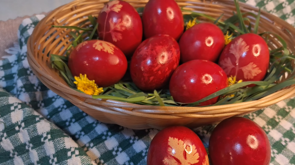 Ouă pascale viu colorate: trucuri naturale, de la coji de ceapă la varză roșie!