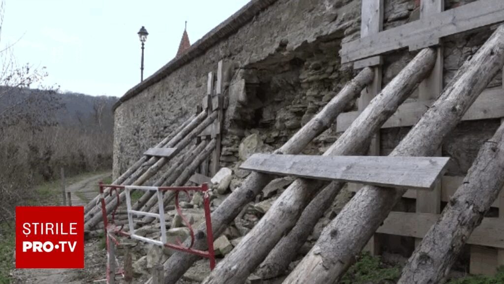 Zidurile cetății Sighișoara, unul dintre cele mai importante monumente ale arhitecturii medievale din Europa, sunt în pericol de a se deteriora în mod semnificativ, iar motivul invocat de autorități este traficul rutier intens din zona istorică