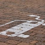 Drive-thru cu super-încărcare: Gigantul fast-food și auto electrică fac echipă!