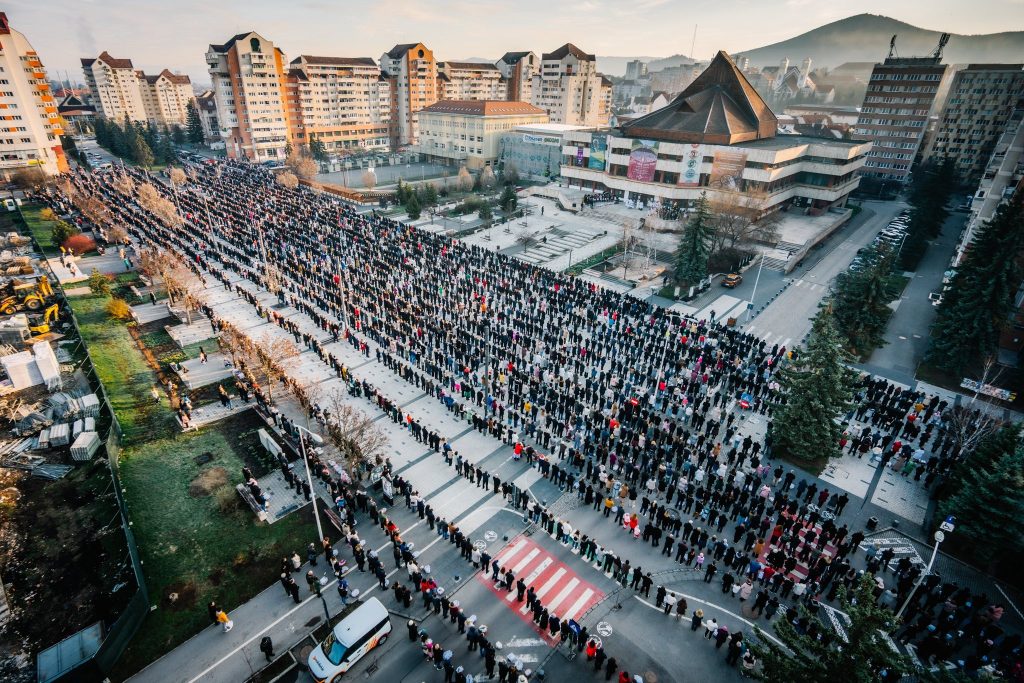 Mii de credincioși s-au mobilizat pentru a participa la tradiția sfințirii bucatelor în centrul orașului Miercurea Ciuc, acțiune reluată în acest an după o perioadă dificilă pentru comunitate