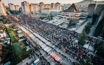 Mii de credincioși s-au mobilizat pentru a participa la tradiția sfințirii bucatelor în centrul orașului Miercurea Ciuc, acțiune reluată în acest an după o perioadă dificilă pentru comunitate