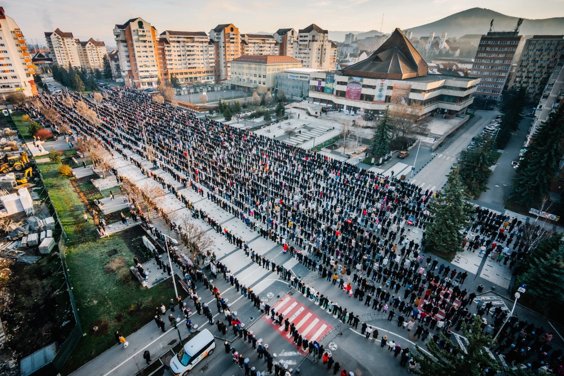 Mii de credincioși s-au mobilizat pentru a participa la tradiția sfințirii bucatelor în centrul orașului Miercurea Ciuc, acțiune reluată în acest an după o perioadă dificilă pentru comunitate