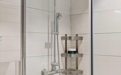 Curățarea geamului cabinei de duș, o necesitate pentru menținerea aspectului băii Deși pare o sarcină minoră, curățarea geamului cabinei de duș este esențială pentru păstrarea unui mediu igienic și estetic plăcut în baie