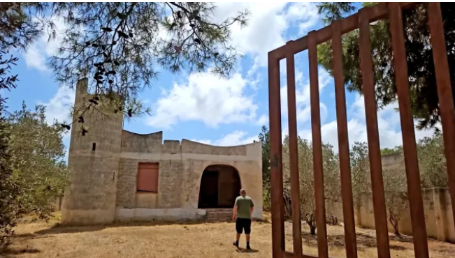 Britanic, vilă ca o mașină: Afacere „siciliană” de senzație în România