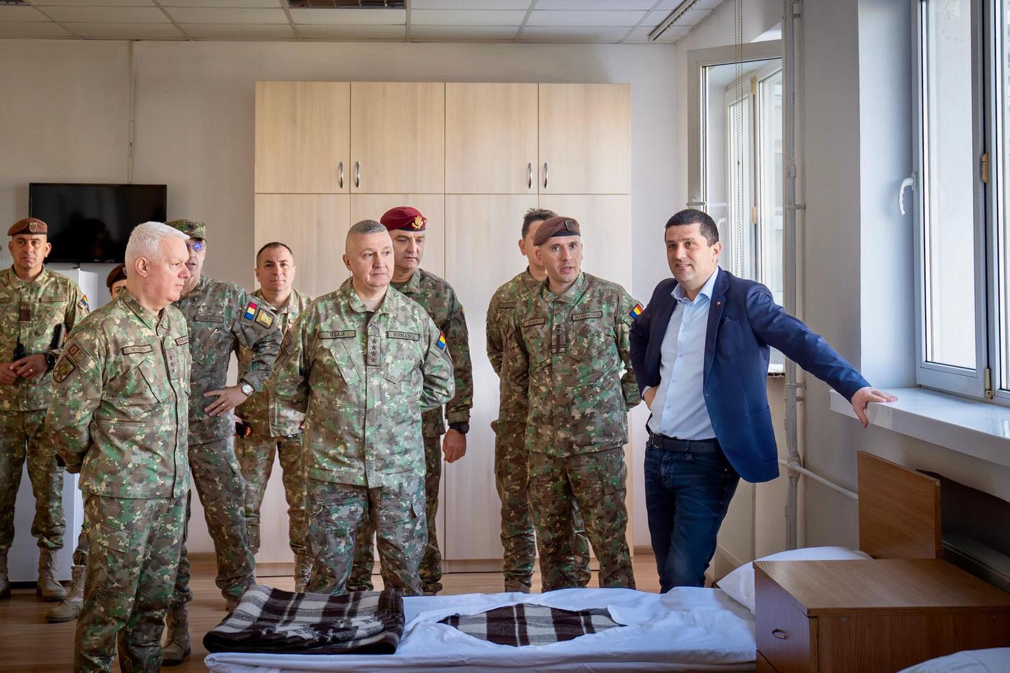 Ministrul apărării naționale, Radu Miruță, a vizitat unitățile dedicate instruirii tinerilor soldați Ministrul Apărării Naționale, Radu Miruță, a efectuat recent o vizită la Batalionul 265 Poliție Militară, unul dintre componentele esențiale pentru implementarea programului de instruire a soldaților și gradaților voluntari în termen (SGVT)