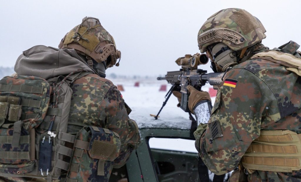 Forțele armate germane lucrează la clarificarea unei prevederi din legea referitoare la serviciul militar, actualizată recent, care impune bărbaților cu vârste între 18 și 46 de ani să obțină aprobare de la autoritățile militare dacă intenționează să părăsească țara pentru mai mult de trei luni,