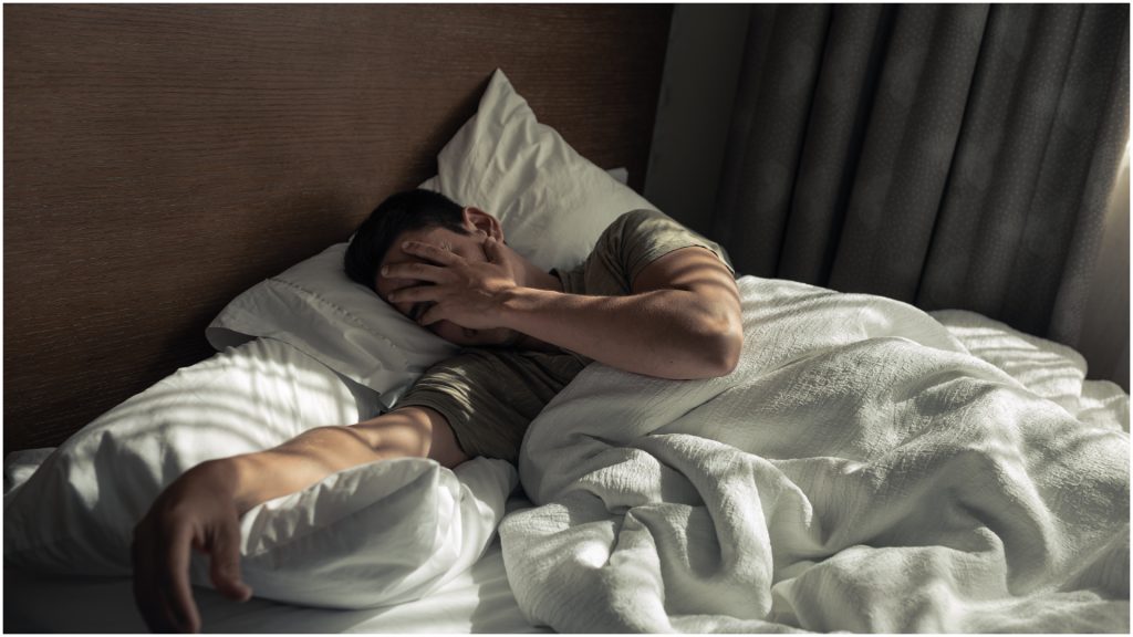 Românii, cu ochii-n lacrimi: Grijile economice le dau somnul peste cap