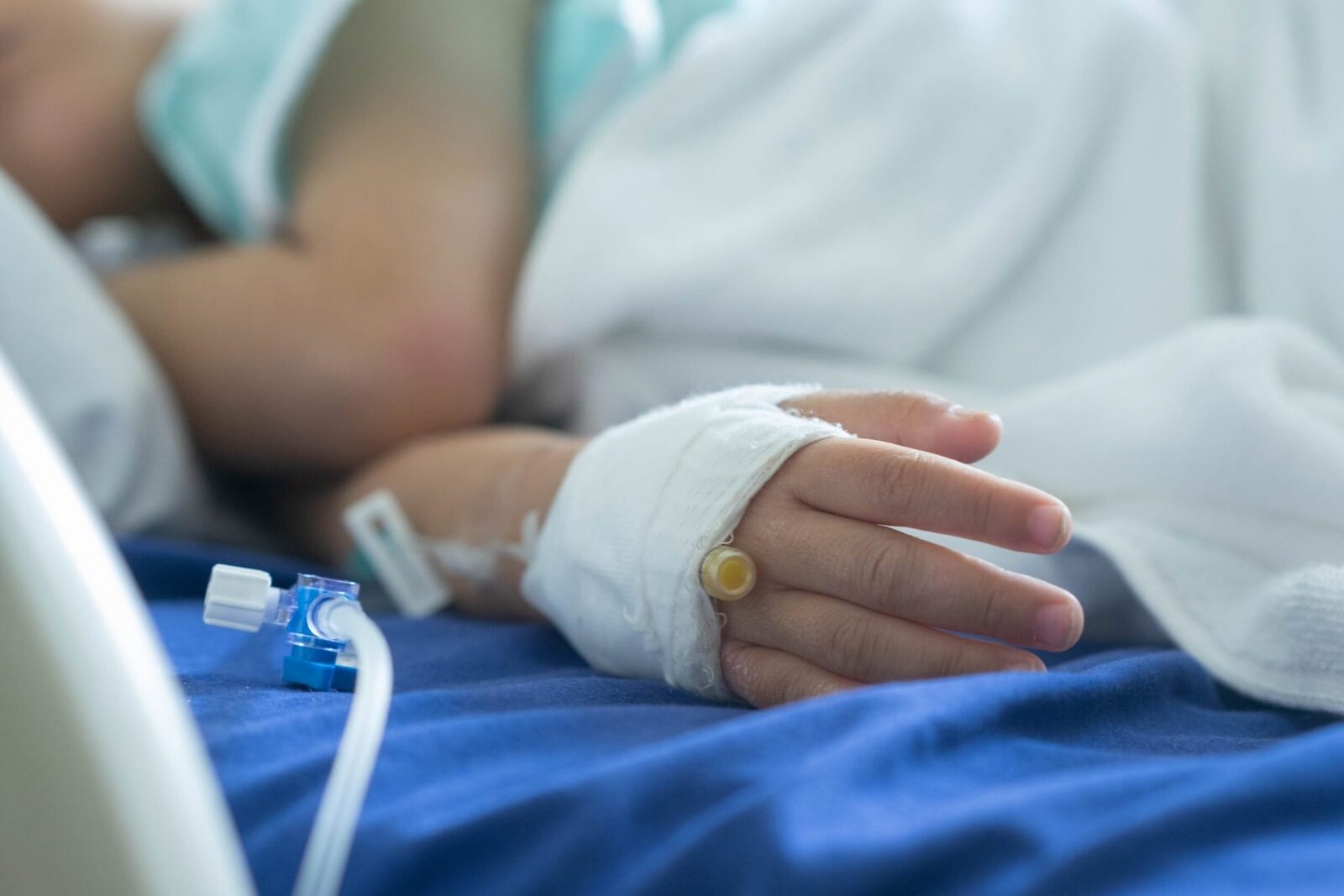 Seringi refolosite: sute de copii infectați cu HIV, un spital de groază