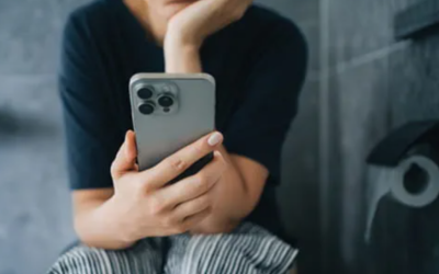Folosirea telefonului mobil la toaletă, un obicei comun cu potențiale consecințe asupra sănătății Folosirea telefonului mobil în timpul vizitării toaletei a devenit un gest reflex pentru mulți oameni, atât pentru a evita plictiseala, cât și pentru a rămâne conectați cu lumea digitală