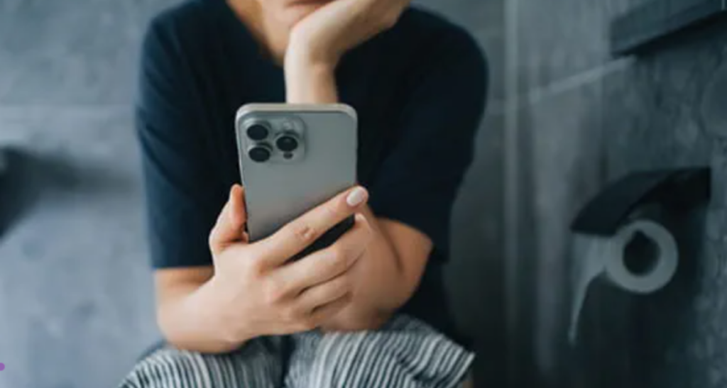 Folosirea telefonului mobil la toaletă, un obicei comun cu potențiale consecințe asupra sănătății Folosirea telefonului mobil în timpul vizitării toaletei a devenit un gest reflex pentru mulți oameni, atât pentru a evita plictiseala, cât și pentru a rămâne conectați cu lumea digitală