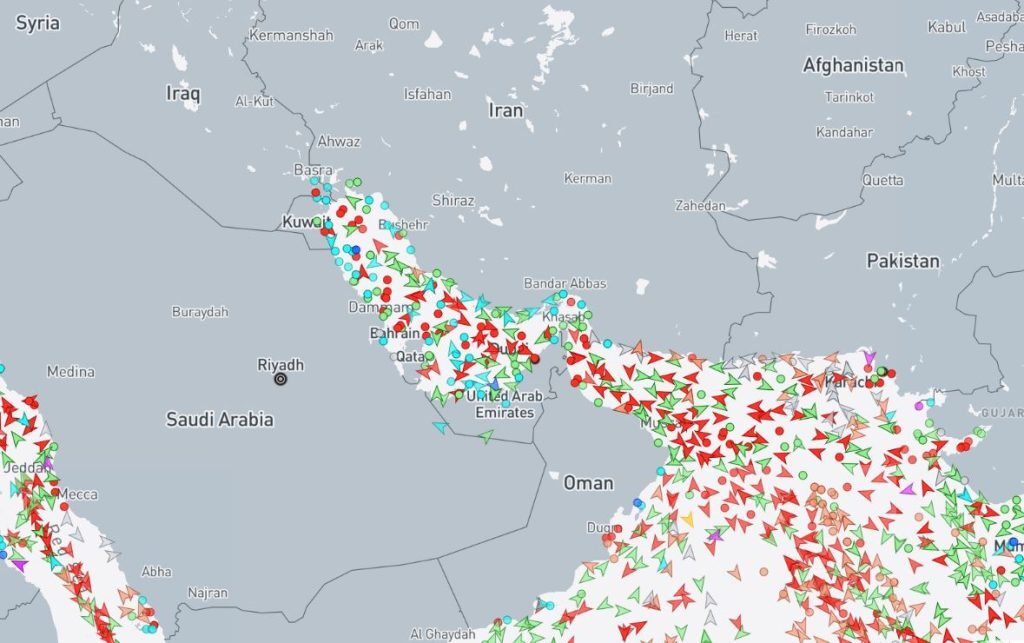 Iran: Navele se întorc din Ormuz. Scumpiri la pompă din nou?