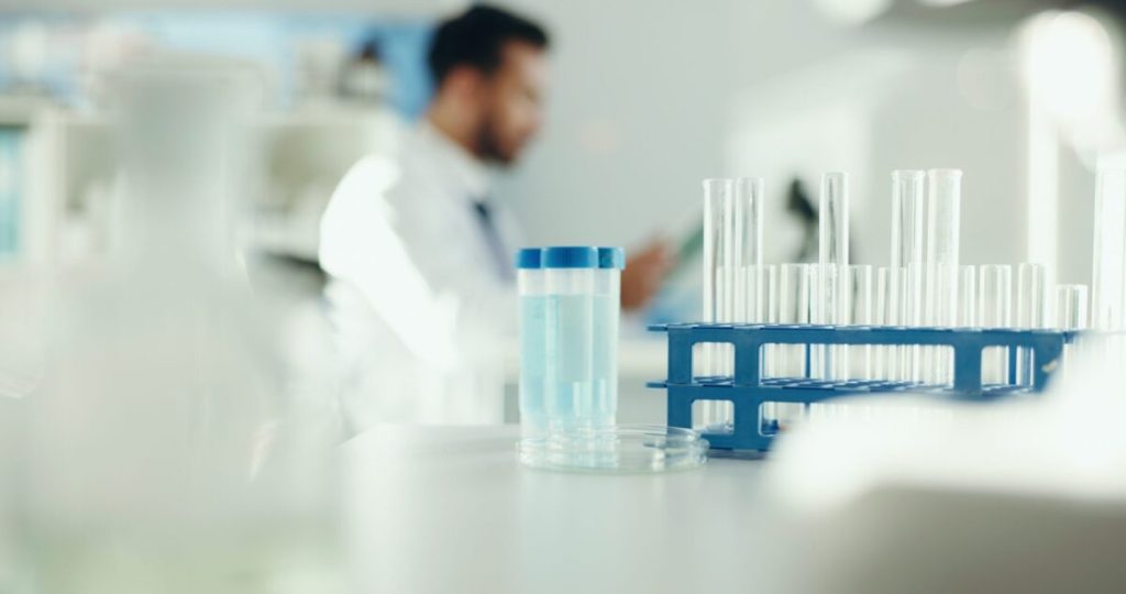 De ce să participi la studii clinice: Beneficii, riscuri și ce trebuie să știi