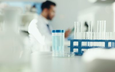 De ce să participi la studii clinice: Beneficii, riscuri și ce trebuie să știi