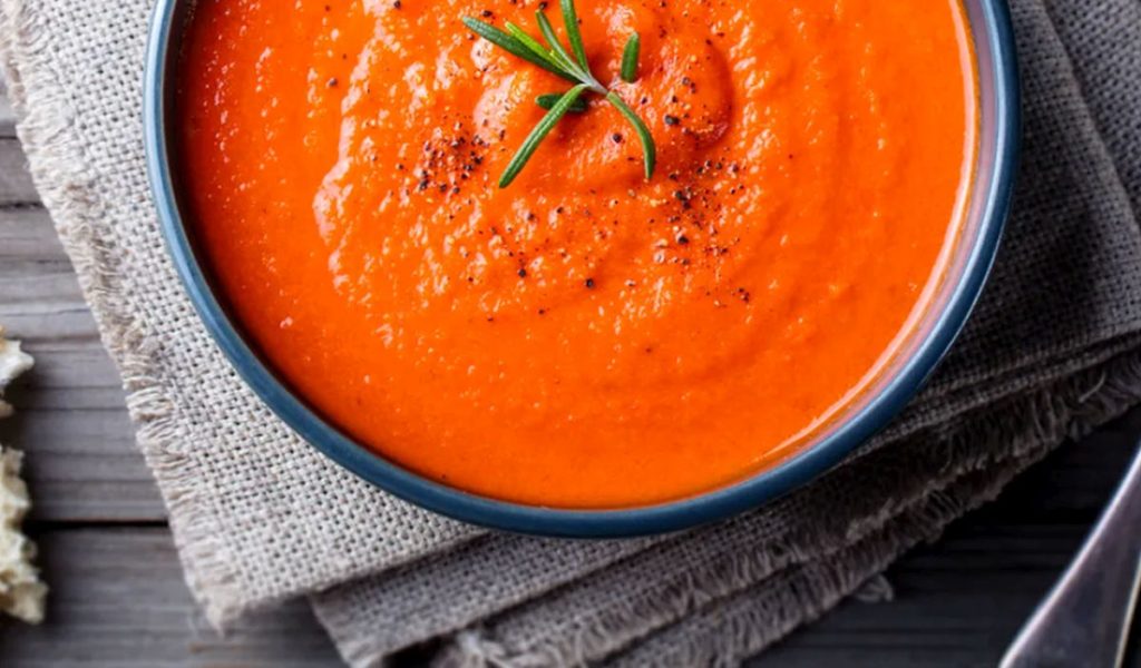 Supă cremoasă cu brânză Feta, gata în timp record: rețeta simplă