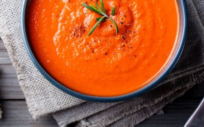 Supă cremoasă cu brânză Feta, gata în timp record: rețeta simplă