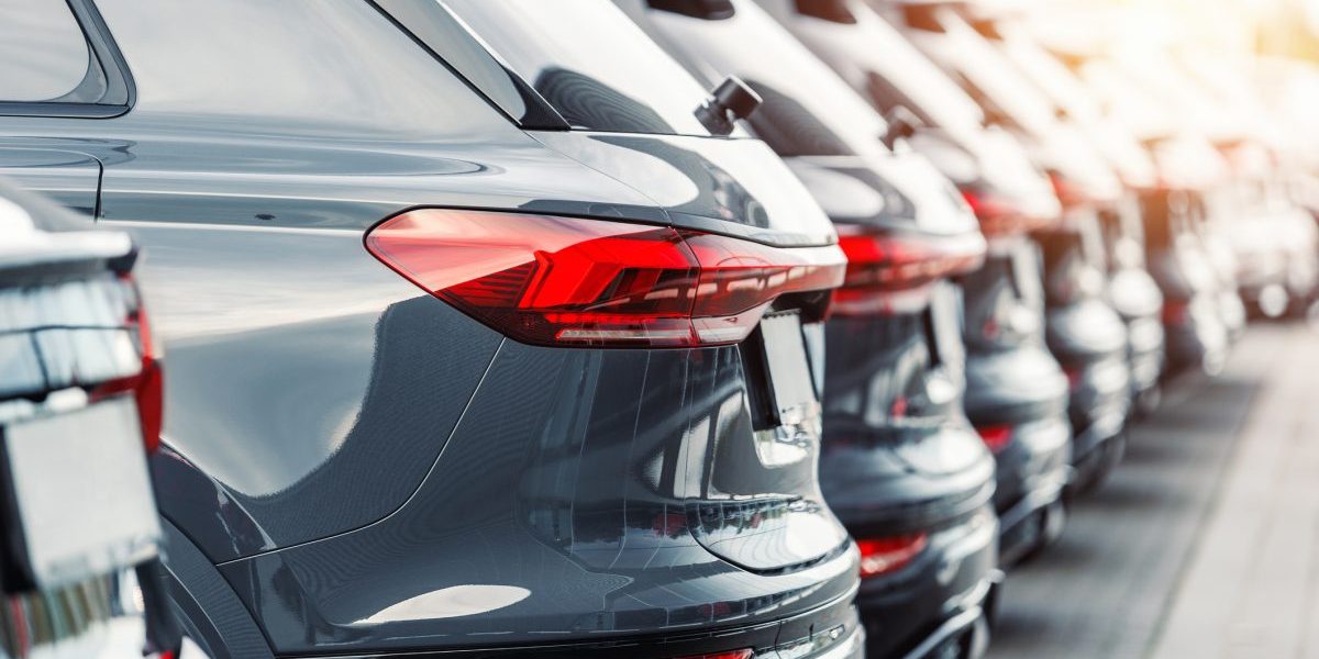 Piața auto din România: SUV-urile zdrobesc, electricele accelerează